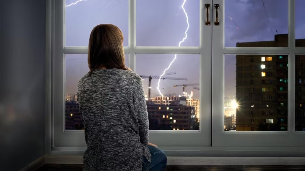 Medidas de seguridad en casa durante una tormenta