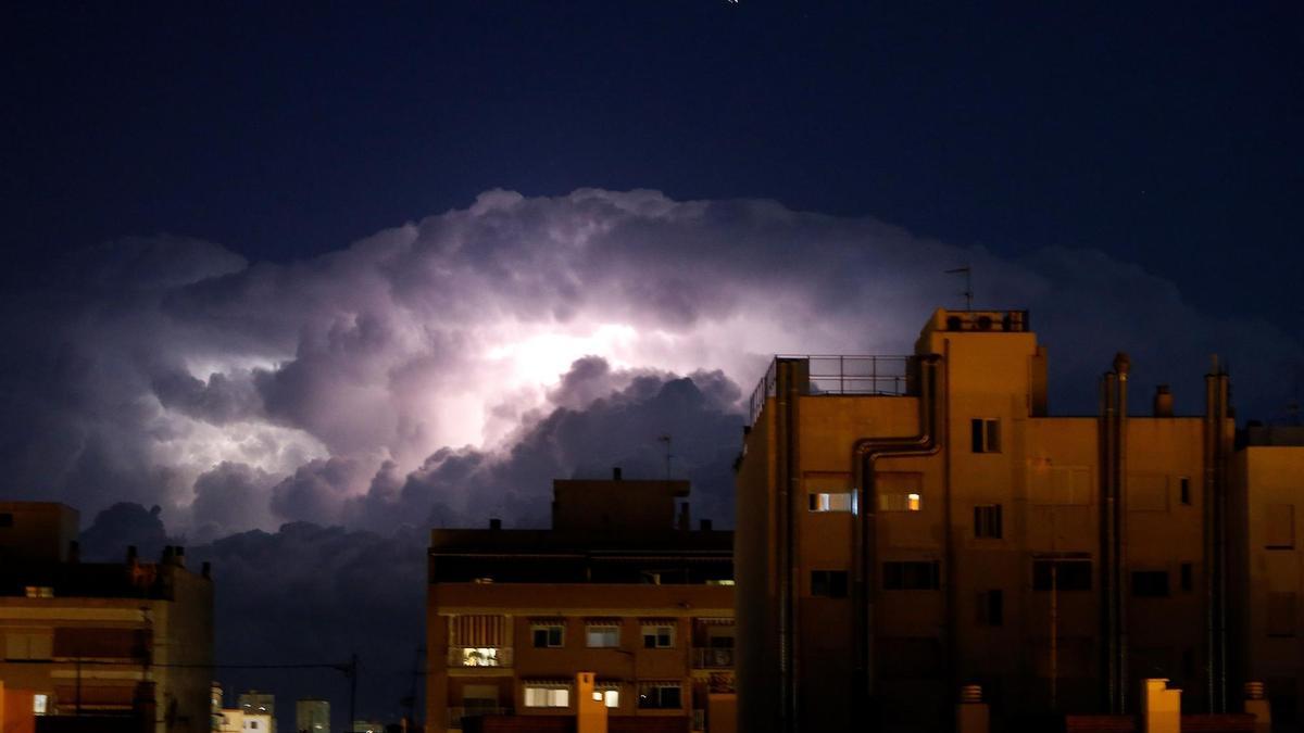 Tormenta seca con rayos